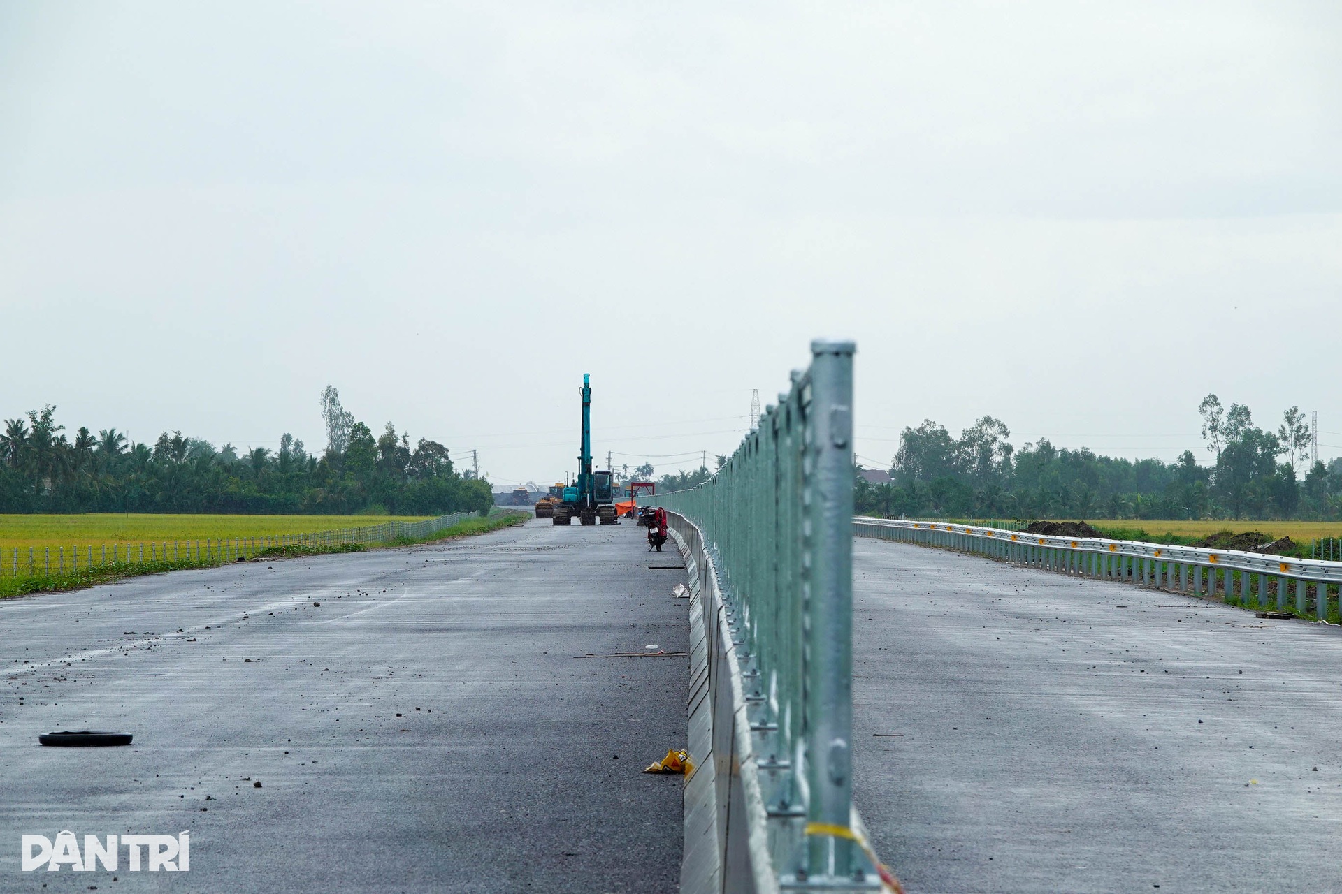 Hàng nghìn công nhân đội mưa chạy đua hoàn thành 110km cao tốc ở miền Tây - 7 Hàng nghìn công nhân đội mưa chạy đua hoàn thành 110km cao tốc ở miền Tây - 7