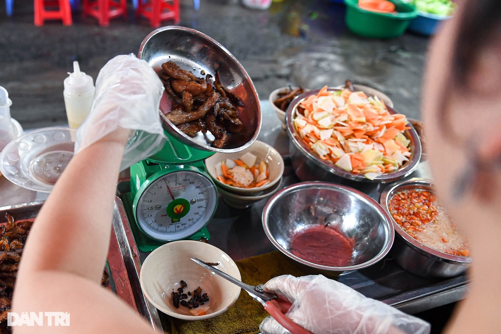 Hanoi's bun cha restaurant sells vermicelli noodles every day, American chefs praise it as delicious - 4