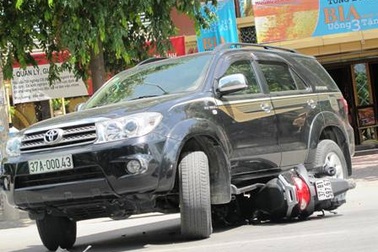 Quay đầu, ô tô "nuốt gọn" xe máy