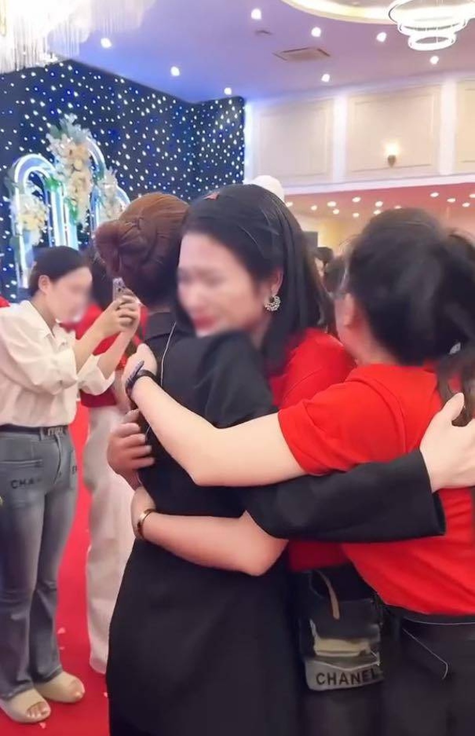 Team building bước trên hoa hồng gai gây tranh cãi: Hoạt động nhẹ nhàng? - 4 Team building bước trên hoa hồng gai gây tranh cãi: Hoạt động nhẹ nhàng? - 4