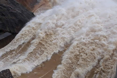 Mưa nhiều quá, có hồ thủy điện tháng trước còn cạn nước, nay đã phải xả lũ