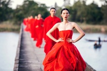 Minh Tú, Hương Ly cùng loạt người mẫu catwalk trên cây cầu dài 1km tại Quảng Nam
