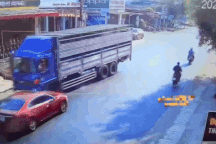 Lao vào xe tải ngược chiều, ô tô rụng bánh, bung túi khí