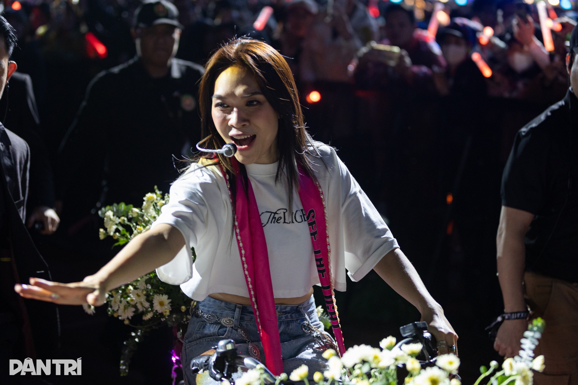 Mỹ Tâm khoe eo thon, cháy hết mình trong đêm nhạc 40.000 khán giả - 14 Mỹ Tâm khoe eo thon, cháy hết mình trong đêm nhạc 40.000 khán giả - 14