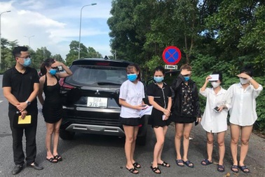 Hà Nội: Phát hiện 6 cô gái trẻ dùng giấy đi đường giả "chui" trên xế hộp