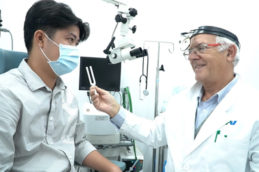 Chữa chứng "ù tai nhức đầu'' nhờ chuyên gia phục hồi thính lực Pháp