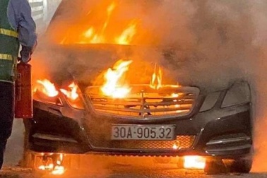 Xe Mercedes cháy trơ khung trên cầu Bạch Đằng