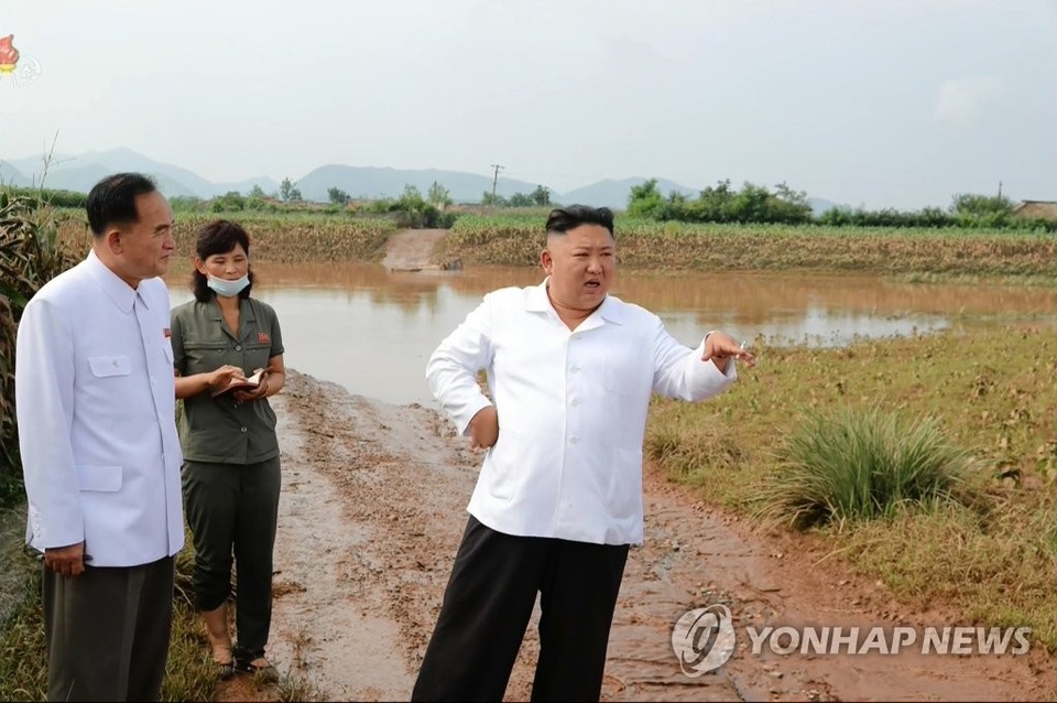 Ảnh hiếm ông Kim Jong-un lái xe thăm người dân vùng lũ - 3 Ảnh hiếm ông Kim Jong-un lái xe thăm người dân vùng lũ - 3