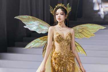 Hoa hậu Thanh Thủy hóa "nàng tiên", xử lý khéo léo khi bất ngờ vấp ngã