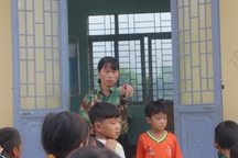 Vàng Thị Chim -cô giáo đầu tiên đến dạy tại "cụm dân cư 8 không" Đắk R'Măng