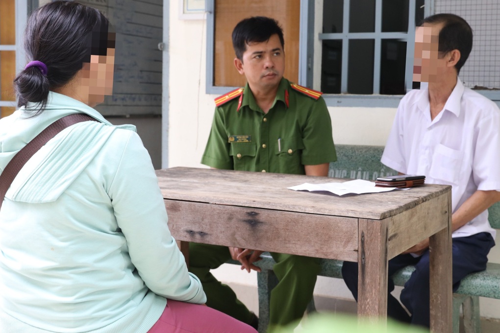 Con trai mắt sưng húp, khóc không ra tiếng trong lần gọi cuối từ Campuchia - 1 Con trai mắt sưng húp, khóc không ra tiếng trong lần gọi cuối từ Campuchia - 1