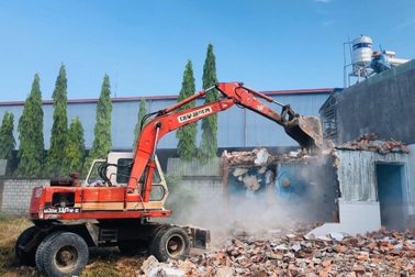 Cưỡng chế tháo dỡ 12 căn nhà liền kề xây dựng không phép