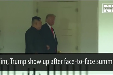Ông Donald Trump và Kim Jong-un tươi cười bước ra từ phòng họp kín