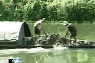 Nạo vét bùn dưới sông rồi lại đổ... xuống sông