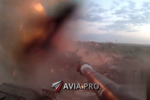 Xe tăng Nga sống sót sau 2 đòn tấn công từ UAV tự sát Ukraine