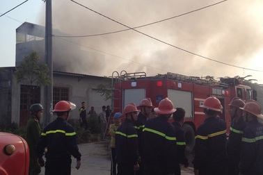 Hải Phòng: Cháy lớn thiêu rụi gần 1000m2 xưởng sản xuất nến 