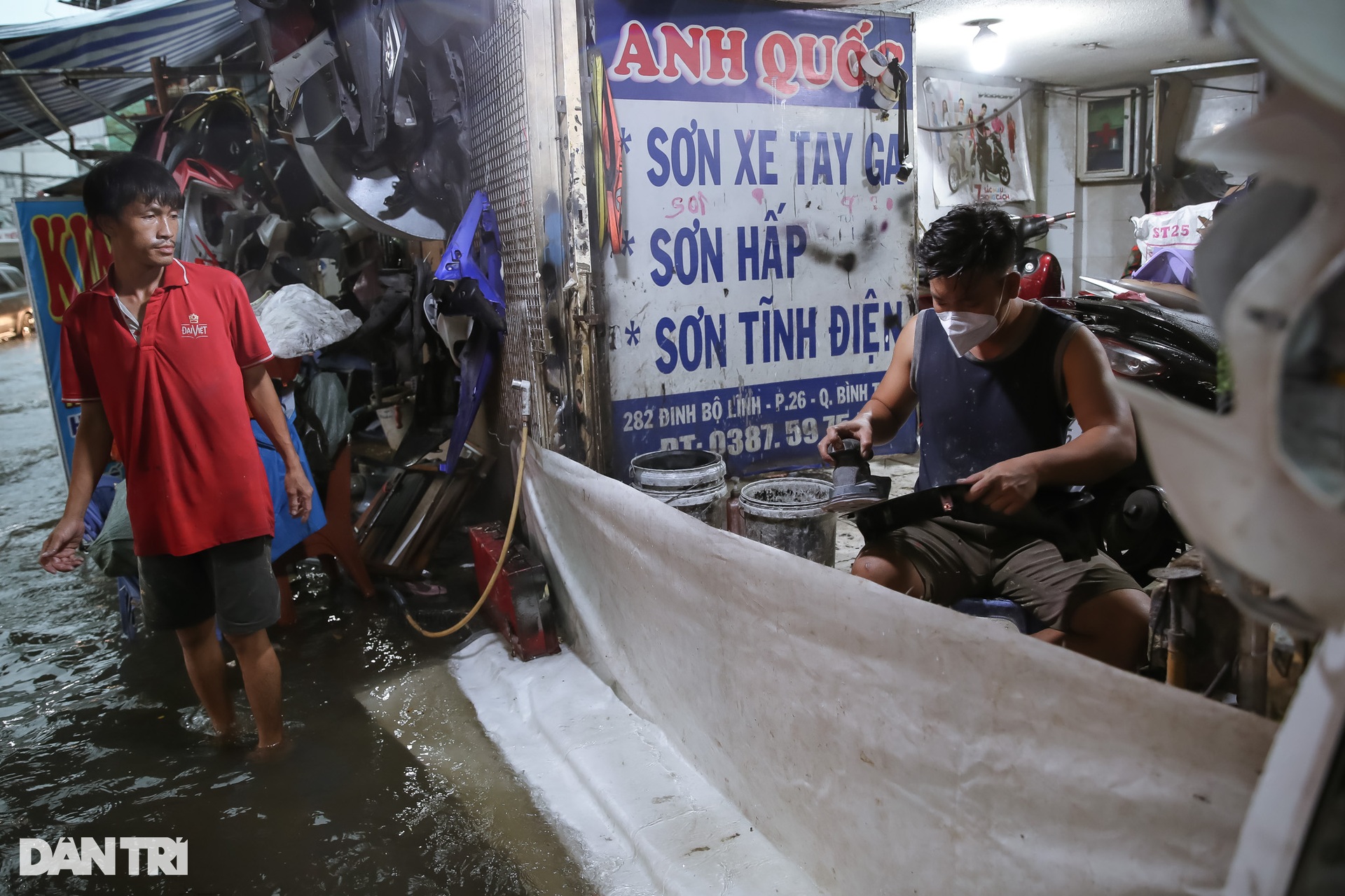 Người dân TPHCM ngã nhào trên đường ngập do mưa lớn - 6 Người dân TPHCM ngã nhào trên đường ngập do mưa lớn - 6