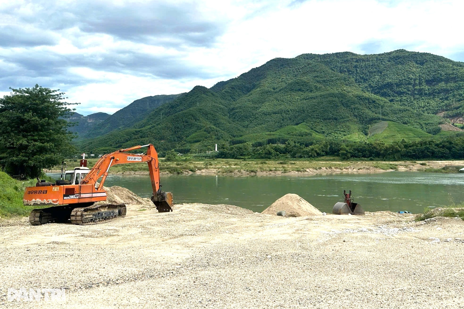 Cổ đông tranh chấp, mỏ cát tạm dừng khiến giá cát tăng vọt - 3