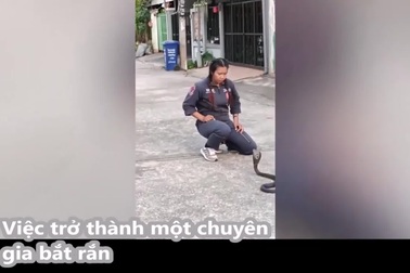 Nữ chuyên gia dùng tay không khống chế rắn hổ mang hung hãn
