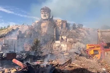 Tượng Sơn Đan Đại Phật vẫn nguyên vẹn sau trận hỏa hoạn lớn thiêu rụi chùa