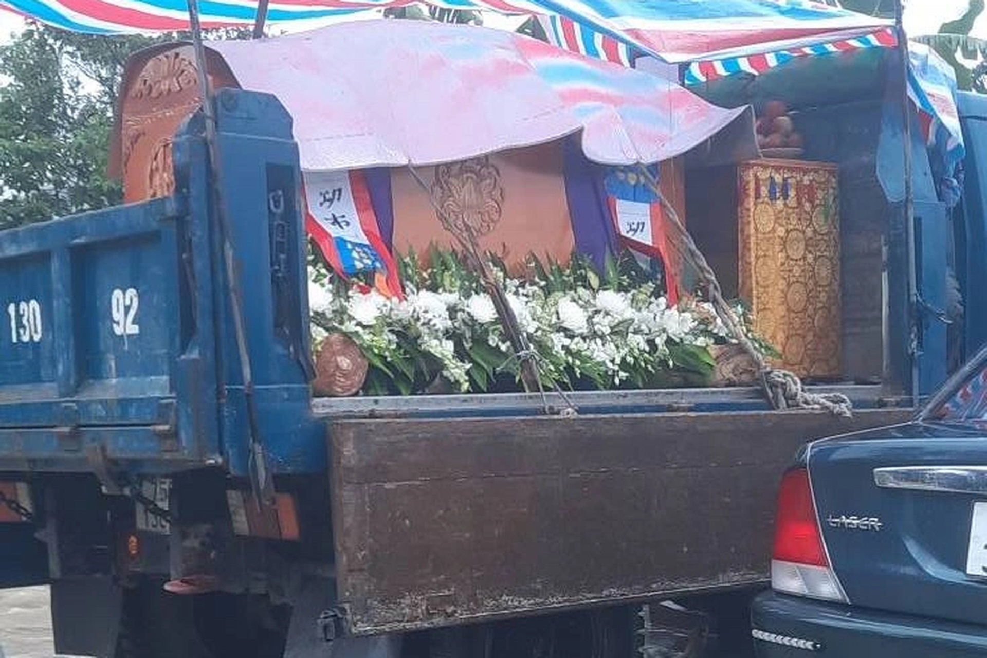 Lũ bao vây Kinh thành Huế, đường vào Đại nội nước chảy cuồn cuộn - 14 Lũ bao vây Kinh thành Huế, đường vào Đại nội nước chảy cuồn cuộn - 14