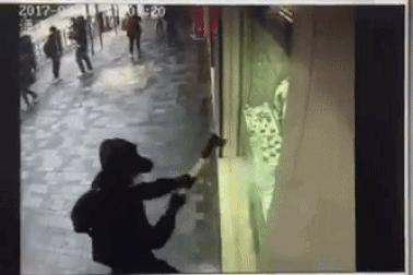 Đập cửa kính cướp nhẫn kim cương chục tỉ giữa ban ngày