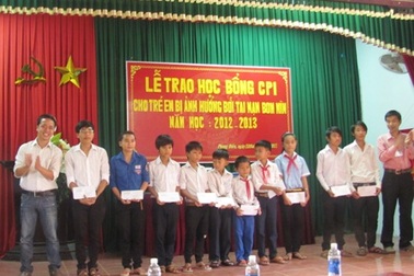 Trao học bổng cho 140 học sinh bị ảnh hưởng bởi tai nạn bom mìn