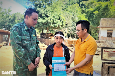 Báo điện tử Dân trí hỗ trợ "nóng" người dân vùng lũ Nghệ An