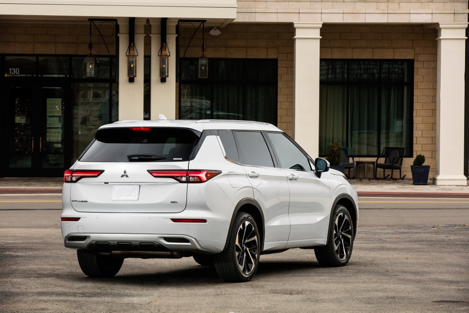 Mitsubishi Outlander 2022 ghi điểm về thiết kế, bị trừ điểm động cơ - 13 Mitsubishi Outlander 2022 ghi điểm về thiết kế, bị trừ điểm động cơ - 13