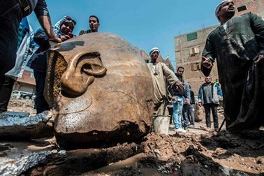 Phát hiện tượng pharaoh cao 8 mét trong khu ổ chuột  Khoa học