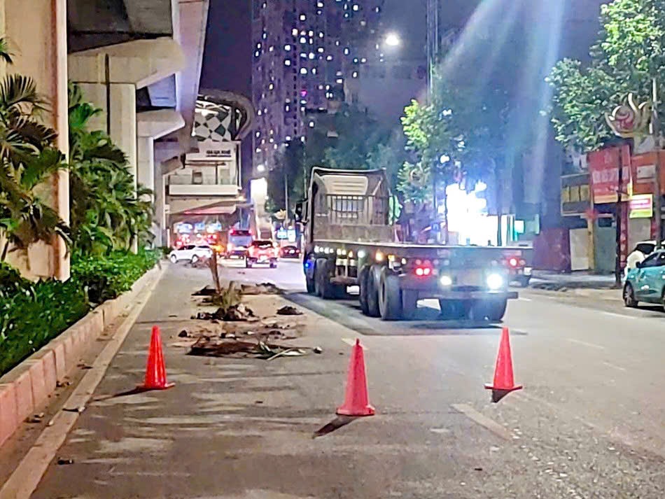 Truy vết, xử phạt tài xế xe tải vãi đất xuống đường ở Hà Nội - 1
