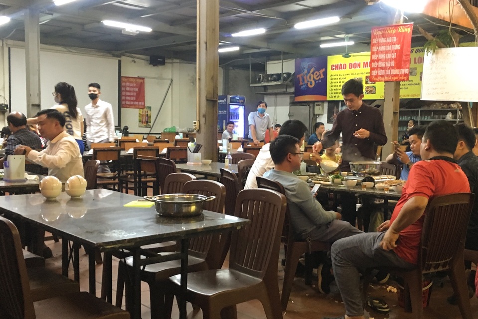 Hà Nội: Quán xá vẫn đông đúc đến tối giữa mùa dịch Covid-19 - 7 Hà Nội: Quán xá vẫn đông đúc đến tối giữa mùa dịch Covid-19 - 7