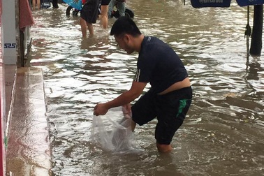 Mưa ngập băng đường, người dân tập bơi, bắt cá trên phố