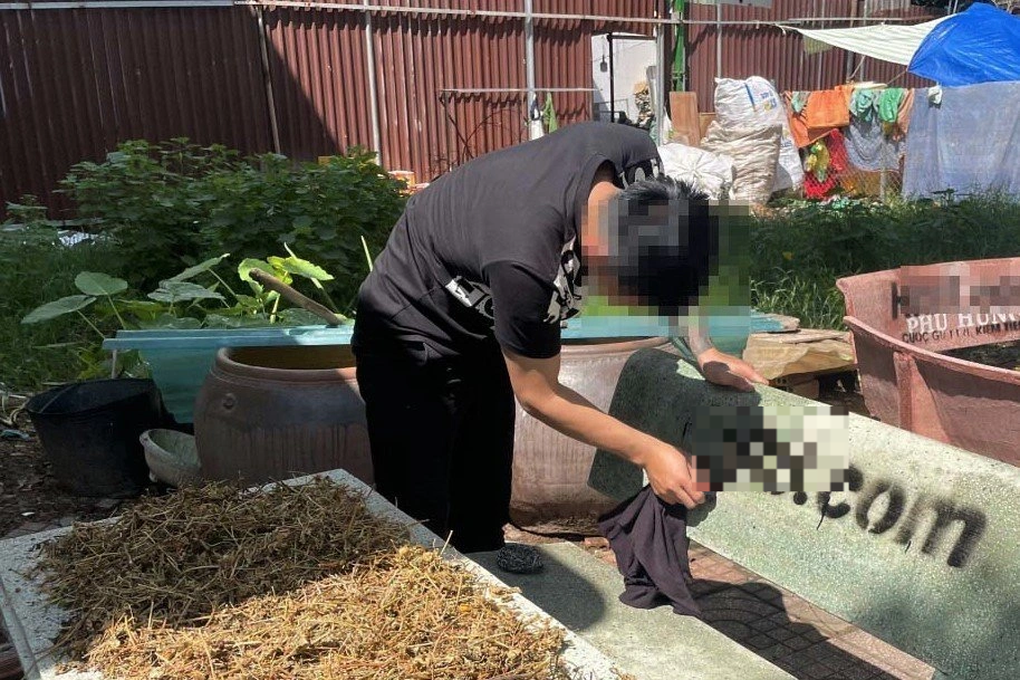 Buộc 3 thanh niên xịt sơn lên ghế đá ở TPHCM đi lau 70 cái ghế - 1 Buộc 3 thanh niên xịt sơn lên ghế đá ở TPHCM đi lau 70 cái ghế - 1
