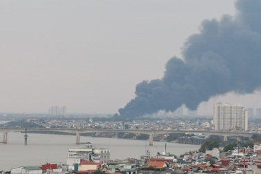 Cháy bãi phế liệu gần cảng Thanh Trì, cột khói đen bốc cao hàng trăm mét