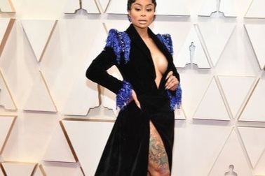 Những bộ váy thảm họa của "sao" trên thảm đỏ Oscars 2020