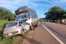 3 người trên ô tô con tử vong tại chỗ sau cú đối đầu xe tải