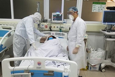 Từ tuyến đầu chống dịch: "Kẻ thù của chúng tôi không chỉ là virus corona"