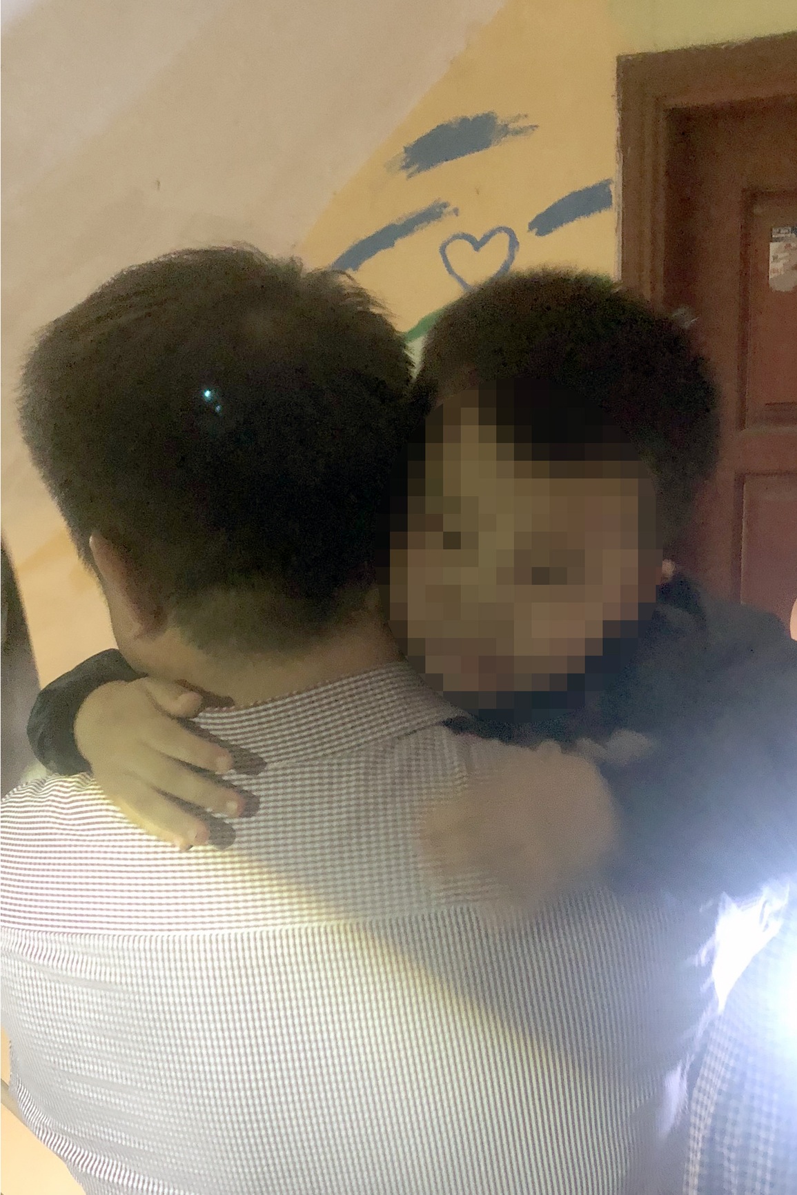 Bé trai 4 tuổi ở Hà Nội rơi xuống hố thang máy, thoát nạn nhờ… thanh sắt - 2 Bé trai 4 tuổi ở Hà Nội rơi xuống hố thang máy, thoát nạn nhờ… thanh sắt - 2