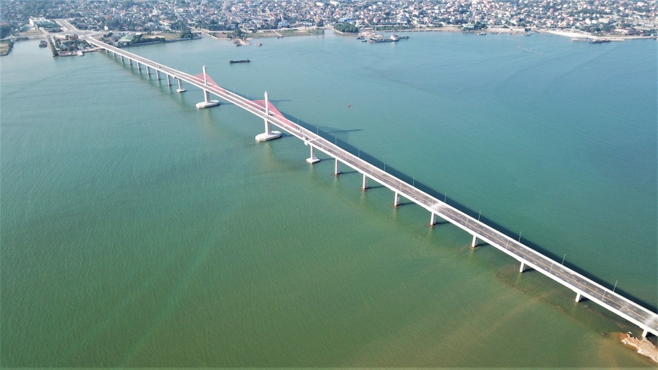 Việc đầu tư xây dựng cầu Cửa Hội đáp ứng nhu cầu đi lại của nhân dân khu vực 2 bờ sông Lam và sau khi công trình hoàn thành sẽ góp phần kết nối các vùng kinh tế trọng điểm phía Nam tỉnh Nghệ An với tỉnh Hà Tĩnh; kết nối Cảng Cửa Lò, Cảng biển quốc tế Vissai, Cảng DKC và các Khu du lịch Cửa Lò, Bãi Lữ, FLC... , tạo tiền đề phát triển KT-XH, du lịch của hai tỉnh Nghệ An và Hà Tĩnh, đặc biệt là khu du lịch biển Cửa Lò, Xuân Thành, Thiên Cầm Việc đầu tư xây dựng cầu Cửa Hội đáp ứng nhu cầu đi lại của nhân dân khu vực 2 bờ sông Lam và sau khi công trình hoàn thành sẽ góp phần kết nối các vùng kinh tế trọng điểm phía Nam tỉnh Nghệ An với tỉnh Hà Tĩnh; kết nối Cảng Cửa Lò, Cảng biển quốc tế Vissai, Cảng DKC và các Khu du lịch Cửa Lò, Bãi Lữ, FLC... , tạo tiền đề phát triển KT-XH, du lịch của hai tỉnh Nghệ An và Hà Tĩnh, đặc biệt là khu du lịch biển Cửa Lò, Xuân Thành, Thiên Cầm