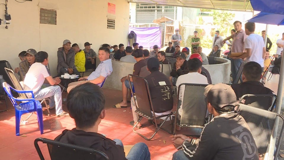 Bắt giữ 47 đối tượng tại trường gà trá hình cá cược bằng bia, thuốc lá - 1 Bắt giữ 47 đối tượng tại trường gà trá hình cá cược bằng bia, thuốc lá - 1