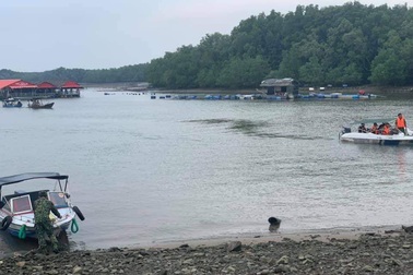 Điều tra vụ thi thể có vết đâm trôi trên sông