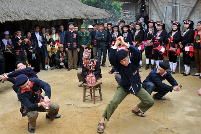 Ngoài ra, lễ tết này còn mang ý nghĩa nhân văn sâu sắc trong nghi thức thờ cúng tổ tiên (mời, rước và tắm tượng gỗ - hay lễ mộc dục).