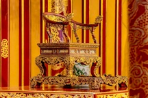 Leo lên ngai vàng điện Thái Hòa: Phá hoại bảo vật quốc gia xử lý thế nào?