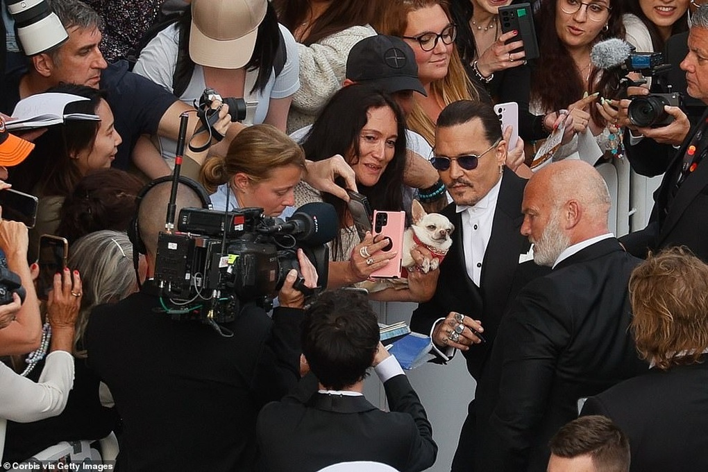Johnny Depp được săn đón ở Cannes như chưa từng bị tẩy chay - 4 Johnny Depp được săn đón ở Cannes như chưa từng bị tẩy chay - 4