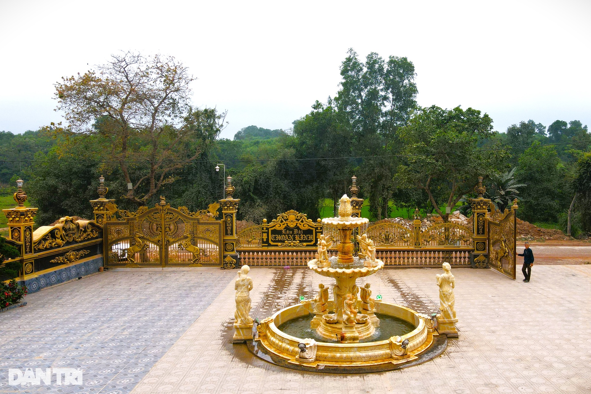 Hoa mắt với tòa lâu đài dát vàng của đại gia phế liệu ở quê lúa Nghệ An - 12 Hoa mắt với tòa lâu đài dát vàng của đại gia phế liệu ở quê lúa Nghệ An - 12