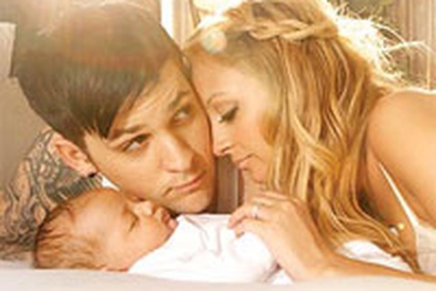 Nicole Richie “trưng” ảnh con gái