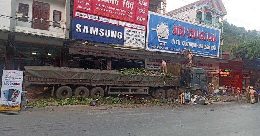 Cái kết có hậu của vụ tài xế bẻ lái tránh 2 người, cán nát một tỷ đồng - 1 Cái kết có hậu của vụ tài xế bẻ lái tránh 2 người, cán nát một tỷ đồng - 1
