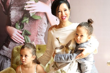 Hai con song sinh của Hồng Nhung quấn quýt mẹ không rời