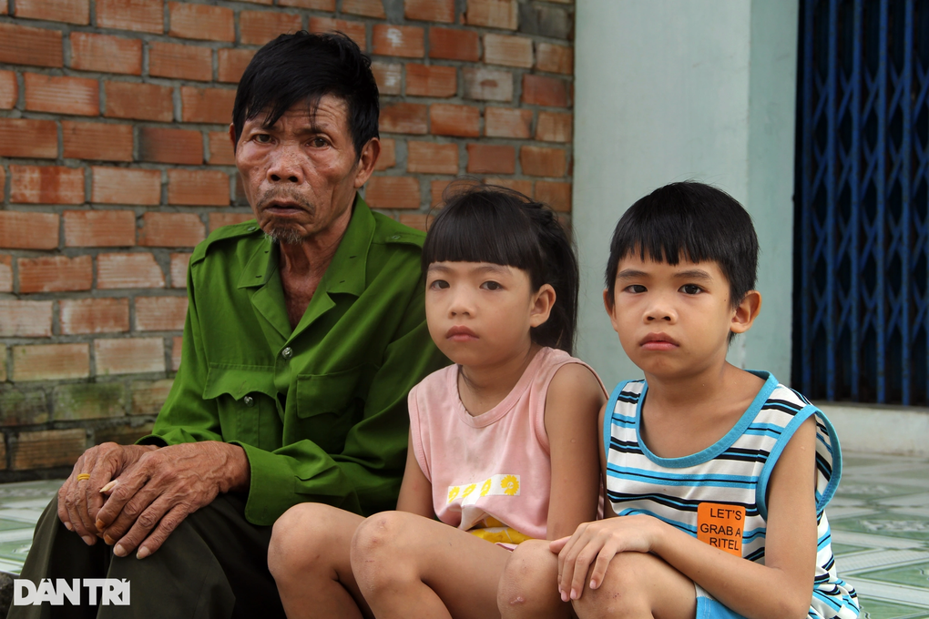 Hai trẻ mồ côi đêm đêm ôm di ảnh mẹ, khóc nghẹn ngào - 1 Hai trẻ mồ côi đêm đêm ôm di ảnh mẹ, khóc nghẹn ngào - 1